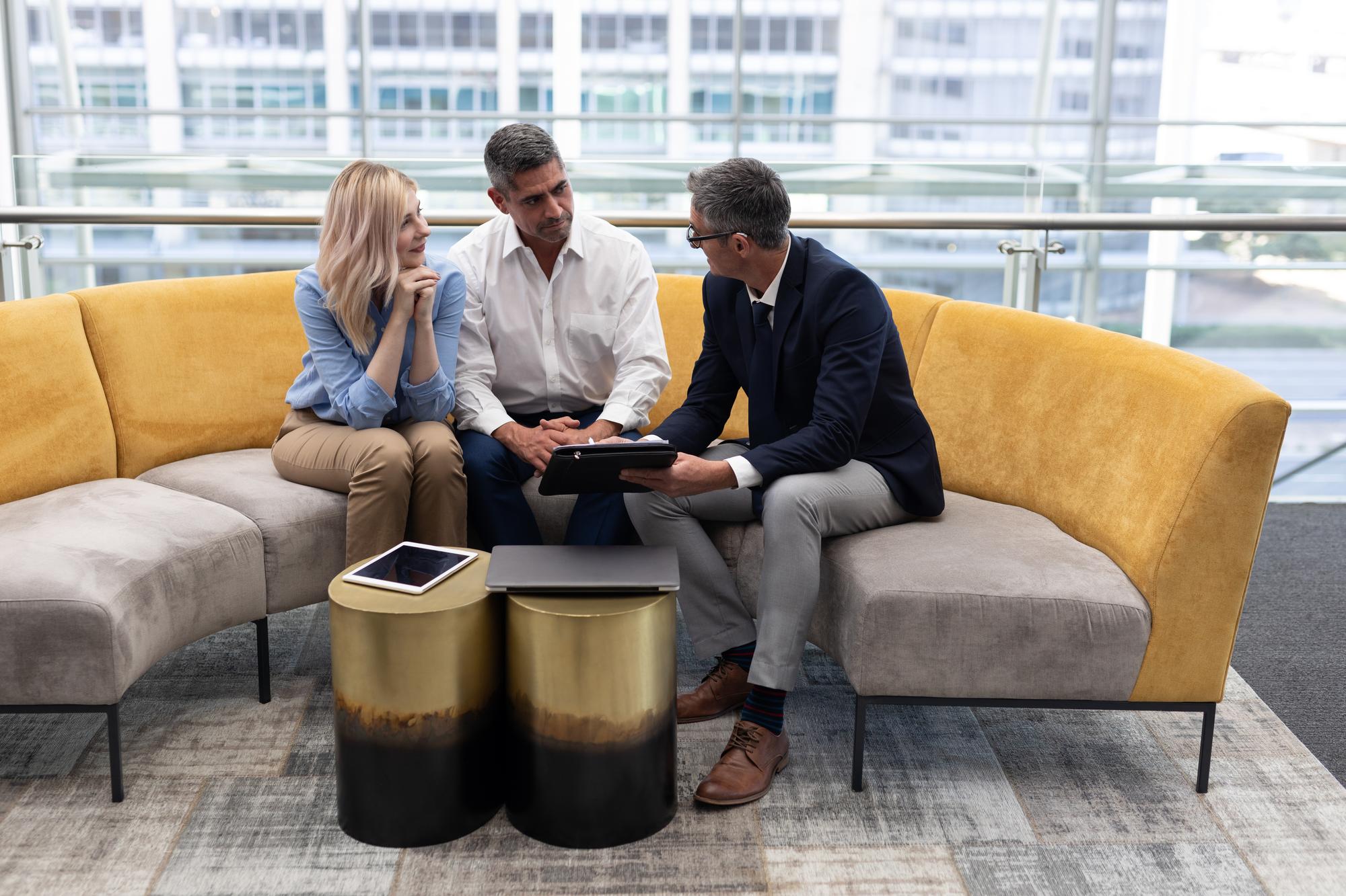 Consultant imobiliar discutând planuri cu client